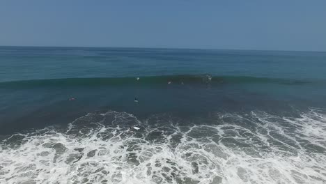 Drone-footage---Surfers-getting-to-the-Line-Up