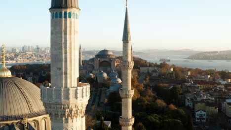 Minaretes-De-La-Mezquita-Azul-Con-La-Mezquita-De-Hagia-Sophia-En-El-Fondo-Al-Amanecer-En-Fatih,-Estambul,-Turquía