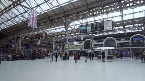 Vista-Interior-De-La-Estación-Victoria-En-Londres-Con-Bandera-Británica-Colgando-Del-Techo-El-12-De-Abril-De-2022