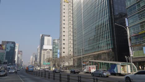 An-Einem-Sonnigen-Tag-Mit-Der-Skyline-Von-Seoul-Fahren-öffentliche-Stadtbusse-Nacheinander-Vom-Busbahnhof-Gangnam-Ab