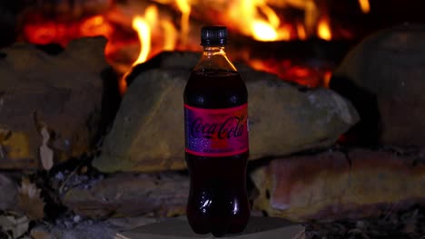 Dies-Ist-Ein-Video-Des-Neuen-Coca-Cola-Starlight-Geschmacks-In-Einer-20-Unzen-Flasche-Vor-Einem-Feuer