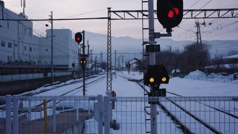 Línea-De-Tren-Cubierta-De-Nieve-En-El-Campo-De-Japón