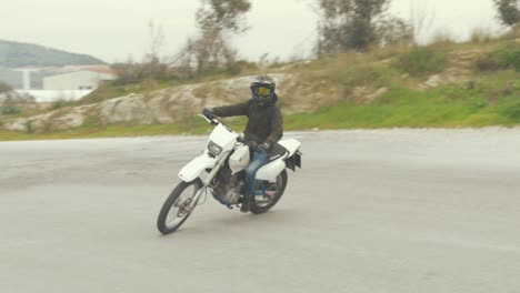 Junger-Mann-Fährt-Ein-Yamaha-XT-600cc-Motorrad.-Echtzeit-Handaufnahme
