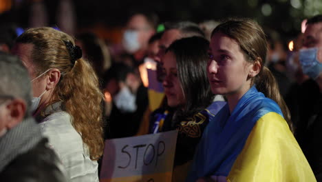 Junges-Ukrainisches-Mädchen-Weint-Während-Der-Friedensmahnwache,-Gehüllt-In-Ukrainische-Flagge-In-Leiria,-Portugal