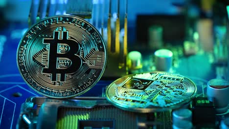 Zwei-Kryptomünzen-Werden-Auf-Der-Hauptplatine-Des-Computers-Angezeigt,-Technologieumgebung,-Bitcoin
