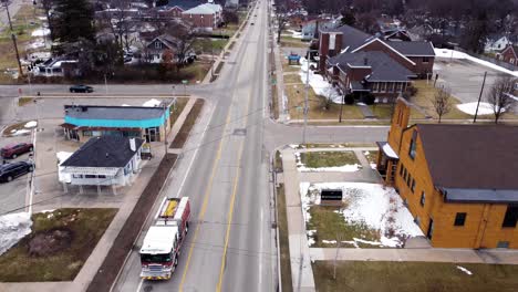 Camión-De-Bomberos-Respondiendo-A-Una-Llamada-En-Los-Suburbios-De-Grand-Rapids,-Michigan