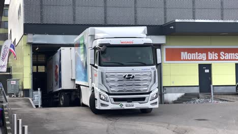 Hyundai-Hydrogen-fuel-cell-truck-with-trailer-reversing-into-loading-bay