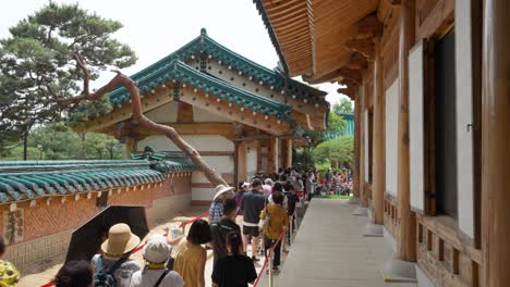 überfüllt-Mit-Menschen-Residenz-Des-Präsidenten-Im-Traditionellen-Hanok-Stil---Cheong-Wa-Dae
