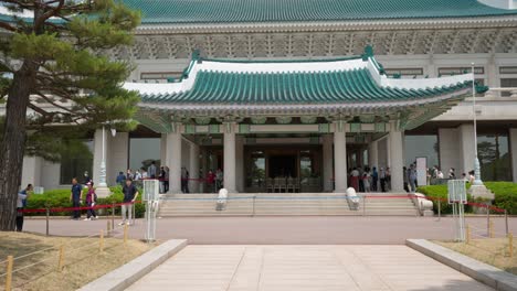 Menschen-Machen-Fotos-Und-Betreten-Die-Hauptbürohalle-Bon-Gwan-Eines-Blauen-Hauses-–-Cheong-Wa-Dae-In-Seoul