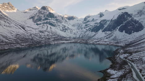 Atemberaubende-Landschaft-Mit-Schneebedeckten-Bergen-Und-Kristallklarem-See-In-Grotfjord,-Kvaloya,-Norwegen-–-Luftaufnahme