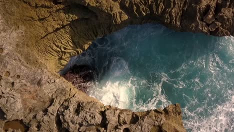 Daring-aerial-view-flight-slowly-360-circle-drone-shot
Big-ocean-waves-crashing-on-the-rocks-of-Devil's-Tear-at-Lembongan