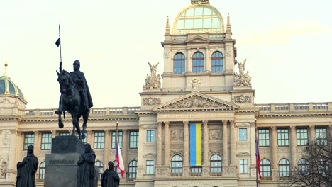 Statue-Und-Nationalmuseum-In-Prag-Mit-Tschechischen-Und-Ukrainischen-Flaggen