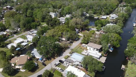 Drehende-Luftaufnahme-Einer-Gemeinde-Mit-Kanälen,-Die-In-Den-Weeki-Wachee-River-In-Florida-Münden