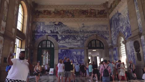 Entrance-hall-of-Sao-Bento-Railway-Station-with-passengers-and-tourists-architectural-landmark-in-Historic-Centre-of-Porto,-Portugal