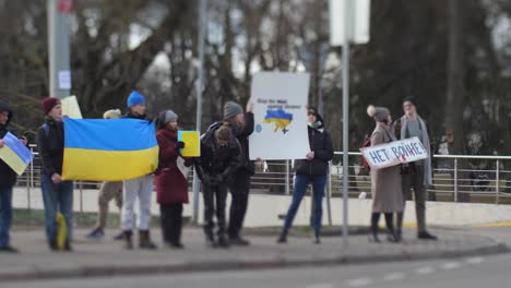 La-Gente-Protesta-Contra-El-Ataque-Ruso-A-Ucrania-Cerca-De-La-Embajada-De-Rusia-En-Letonia