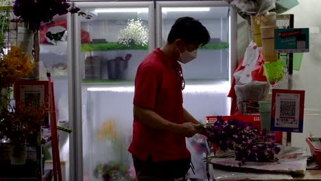 Hombre-Preparando-Flores,-Puesto-En-El-Mercado-Mojado-De-Kovan,-Singapur