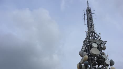Gran-Torre-De-Antena-De-Telecomunicaciones-Con-Repetidor-En-Un-Día-Nublado,-Lapso-De-Tiempo-De-4k