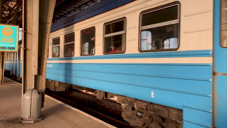 Un-Tren-Lleno-De-Refugiados-Que-Escapan-De-La-Guerra-Con-Rusia-Sale-De-La-Estación-De-Tren-De-Lviv,-Ucrania