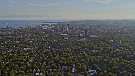 New-Haven-Connecticut-Aerial-V23,-Spektakuläre-Aussicht,-Drohne,-Die-über-Das-East-Rock-Viertel-In-Richtung-Innenstadt-Fliegt-Und-Den-Yale-Campus-Und-Das-Städtische-Stadtbild-Einfängt-–-Aufgenommen-Mit-Der-Kamera-„Inspire-2,-X7“-–-Oktober-2021