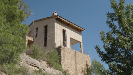 Looking-up-at-an-old-abandoned-mountain-house-in-the-small-Spanish-village-of-Chulilla