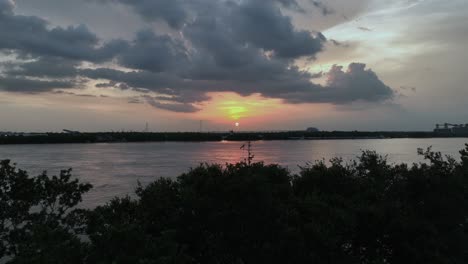 Luftaufnahme-Des-Mississippi-River,-Schlepper-Und-Sonnenuntergang