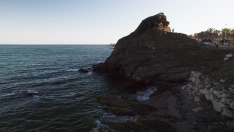 Playa-Peñón-Del-Cura,-Mijas,-Andalucía,-España