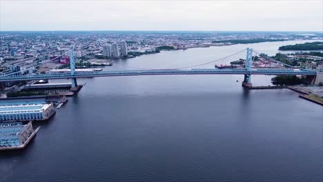 Drohnenaufnahme-über-Dem-Delaware-River-Der-Ben-Franklin-Bridge