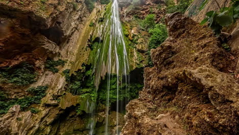 Kleiner-Wasserfall-In-Felsiger-Klippe,-Bedeckt-Mit-Grünem-Moos