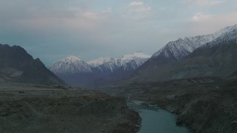 Distintiva-Forma-De-Lanza-Del-Pico-Laila-En-El-Campamento-De-Khuspang,-Valle-De-Hushe-Cerca-Del-Glaciar-Gondogoro,-Rango-De-Karakoram,-Gilgit-baltistán,-Pakistán
