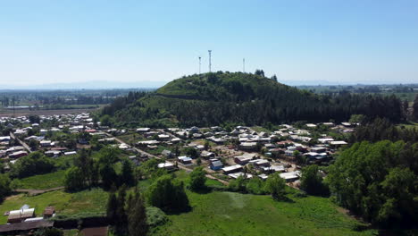 Antena:-Colina-Rodeada-De-Un-Pequeño-Pueblo-En-El-Campo