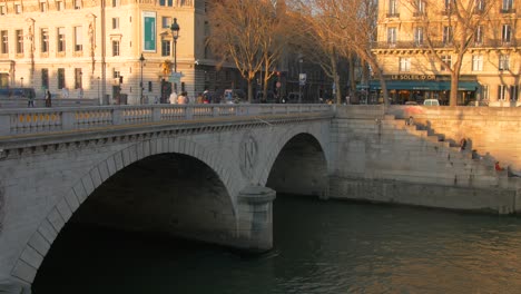 Schöne-Aussicht-Auf-Die-Berühmte-Saint-Michel-Brücke,-Die-Zur-Ile-De-La-Cite-In-Paris,-Frankreich-Führt