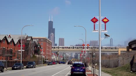 Autos-Und-U-Bahn-In-Der-Chinesisch-asiatischen-Nachbarschaftsgemeinschaftsstadt-Chicago