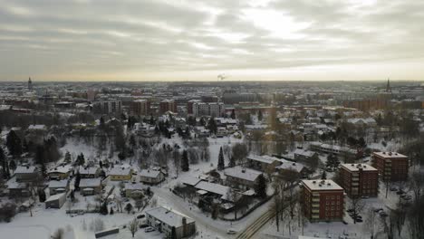 Luftflug-über-Den-Vorort-Turku-Im-Winter-Nach-Schneefall,-Wenn-Alles-Mit-Schnee-Bedeckt-Ist