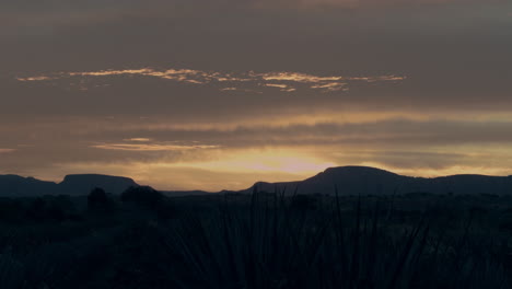 Zeitraffer-Eines-Sonnenaufgangs-Zwischen-Den-Bergen-Der-Wunderschönen-Täler-Von-Tequila-Jalisco,-Mexiko