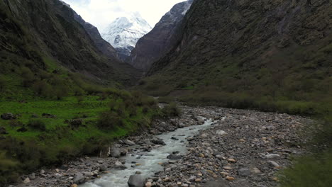 Aufschlussreiche-Luftdrohnenaufnahme-Eines-Wildwasserflusses-Und-Eines-Großen-Berghangs-Im-Annapurna-Gebirge,-Nepal