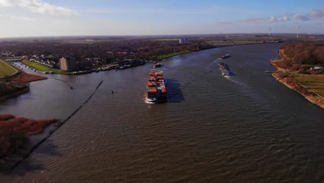 Millennium-Schiff-Mit-Frachtcontainern,-Das-Durch-Die-Oude-Maas-Navigiert