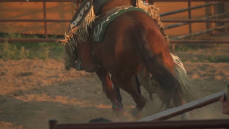 Ein-Cowboy,-Der-Auf-Einem-Pferd-Reitet-Und-Versucht,-Ein-Laufendes-Kalb-Während-Eines-Teamevents-Bei-Einem-Country-Rodeo-Mit-Dem-Lasso-Zu-Fangen