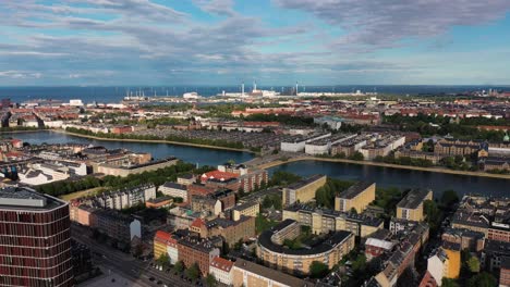 Luftaufnahme-Der-Stadt-Kopenhagen-Mit-Sortierdämmen,-Künstlichem-See-In-Dänemark