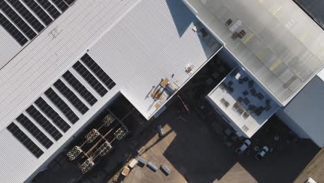 Dachdeckerarbeiter-Auf-Einem-Metalldach-Eines-Geschäftsgebäudes-Mit-Sonnenkollektoren
