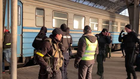 Soldados-Y-Policías-Custodian-La-Estación-De-Tren-En-Lviv,-Ucrania-Con-Refugiados-Que-Escapan-De-La-Guerra-Con-Rusia