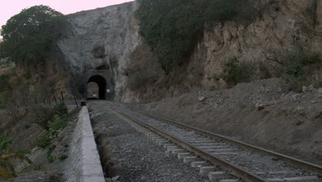 Eisenbahnschienen-Und-Tunnel-Entlang-Des-Landes