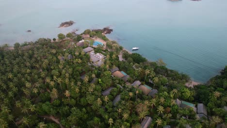 Jungle-Island-Resort-In-Thailands-Andamanensee-Bei-Sonnenuntergang-Mit-Türkisblauem-Wasser,-Antenne