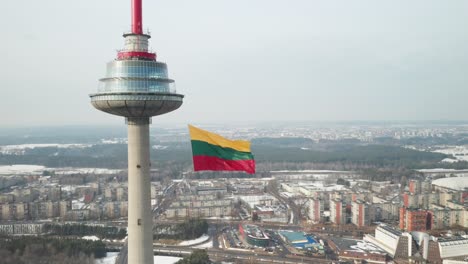 Luftaufnahme:-Die-Litauische-Flagge-Weht-Am-Tag-Der-Wiederherstellung-Des-Staates-Litauen