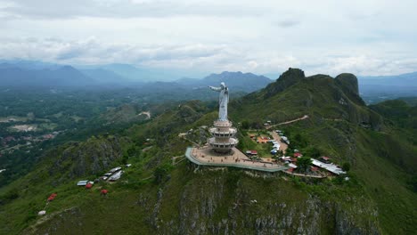 Antenne-Einer-Jesus-Christus-Statue-In-Tana-Toraja-Sulawesi-An-Der-Spitze-Eines-Berges-Mit-Touristen-Und-Geschäften