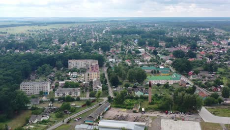 Luftdrohne-Von-Gebäuden-Und-Häusern-Der-Stadt-Klewan-Im-Oblast-Riwne,-Ukraine