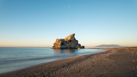 Sonnenaufgang-An-Einem-Felsen-Im-Meer-Am-Strand-Von-Malaga-In-Spanien