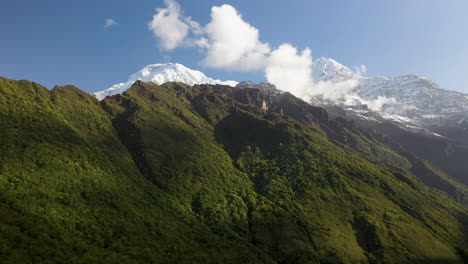 Epische-Luftdrohnenaufnahme-Der-Sonne,-Die-Auf-Die-Seite-Des-Annapurna-Gebirges-In-Nepal-Scheint