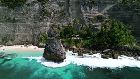 Luftdrohnenvideo-Von-Diamond-Beach-In-Nusa-Penida-Bali-Während-Des-Tages
