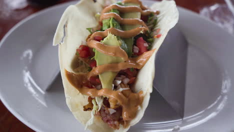 Fresh-fish-seafood-taco-served-with-avocado-and-salsa-in-Mazatlán-Sinaloa,-Mexico
