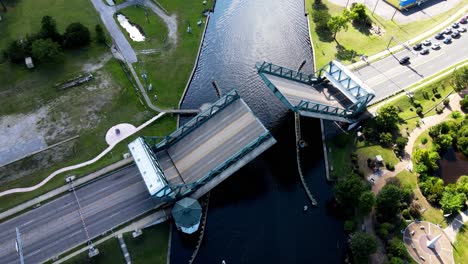 Luftaufnahme-Der-Zugbrücke-über-Den-Intercoastal-Waterway-In-Chesapeake,-Schließung